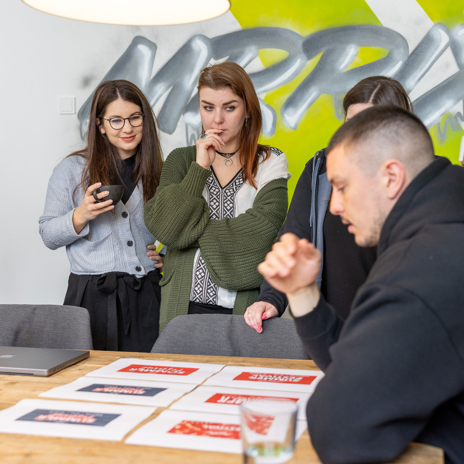 Unser Designteam diskutiert Layouts.