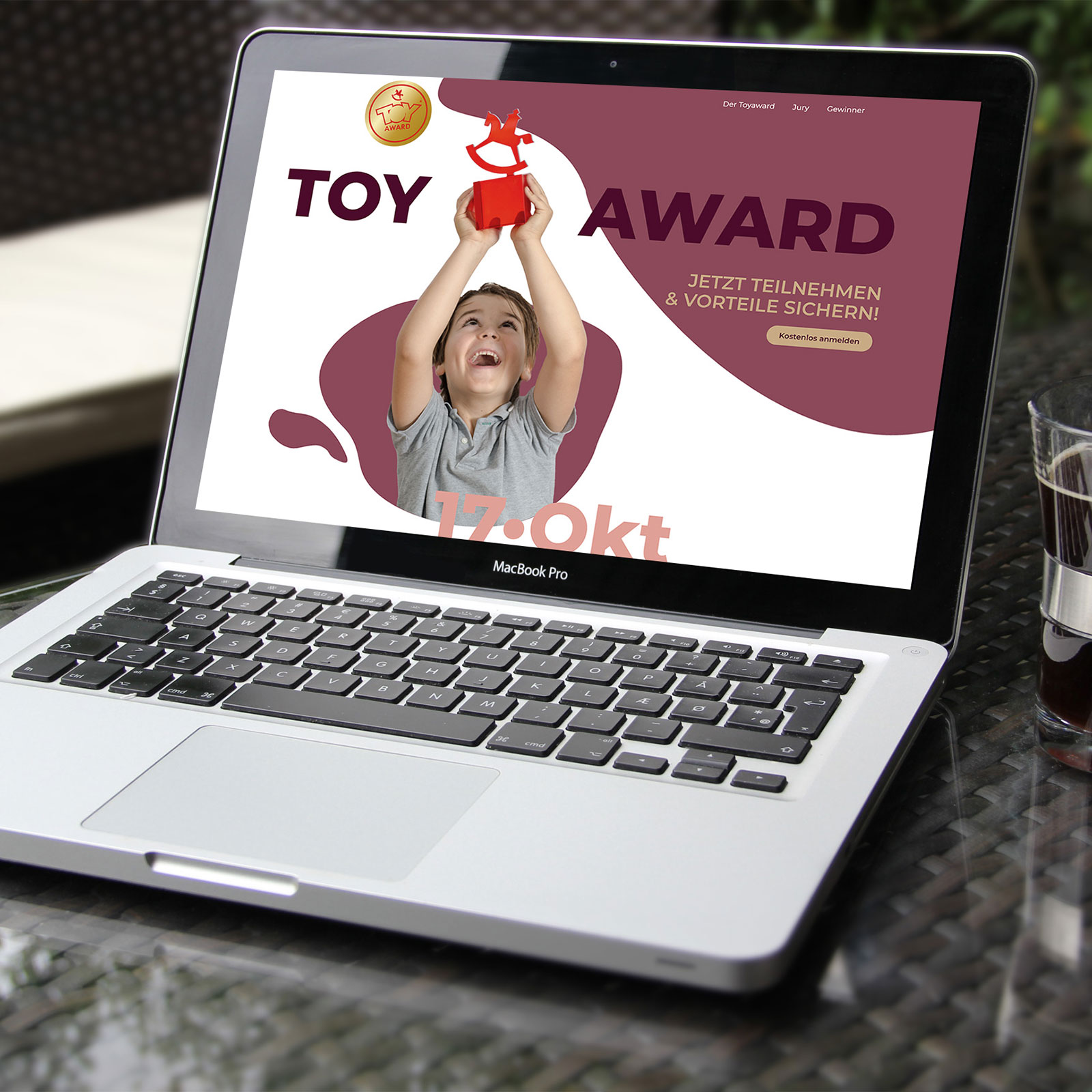 Die Website von "Toy Award" auf einem Laptop.